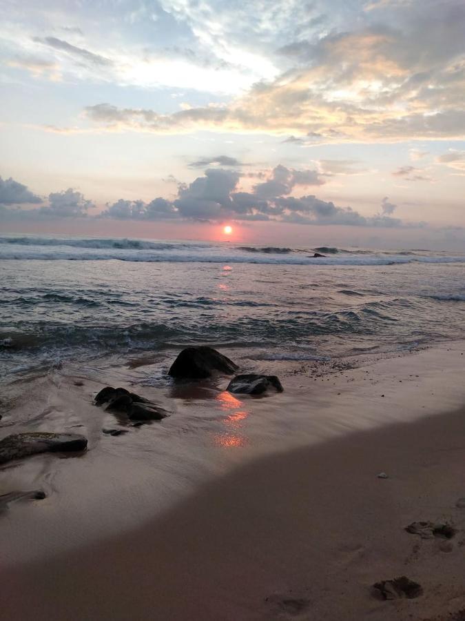 Near Beach Rest Unawatuna Esterno foto