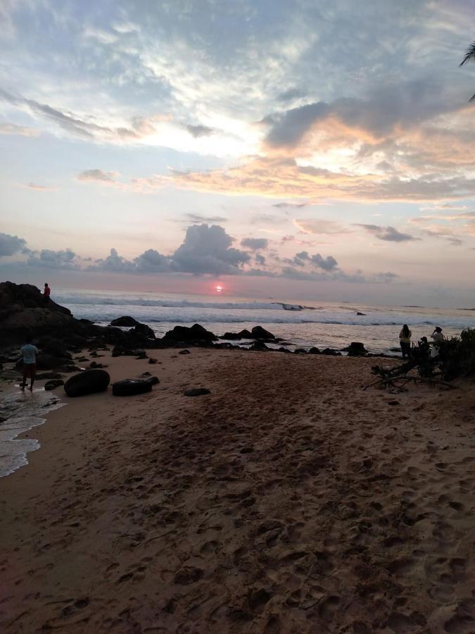 Near Beach Rest Unawatuna Esterno foto