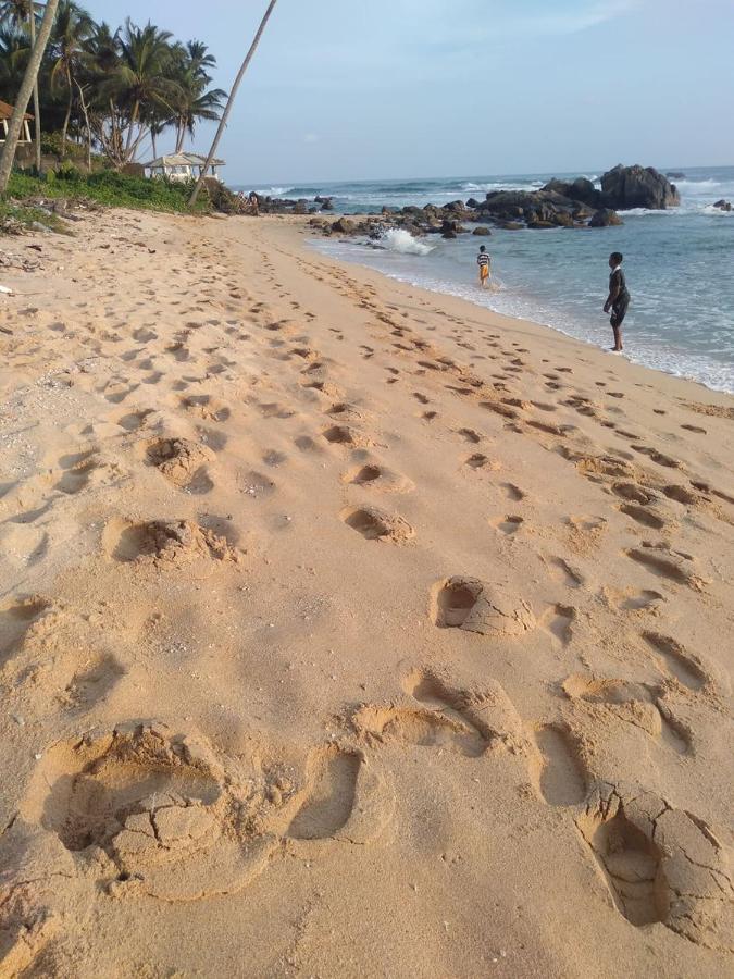 Near Beach Rest Unawatuna Esterno foto