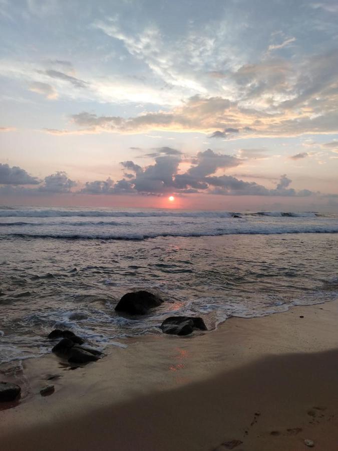 Near Beach Rest Unawatuna Esterno foto